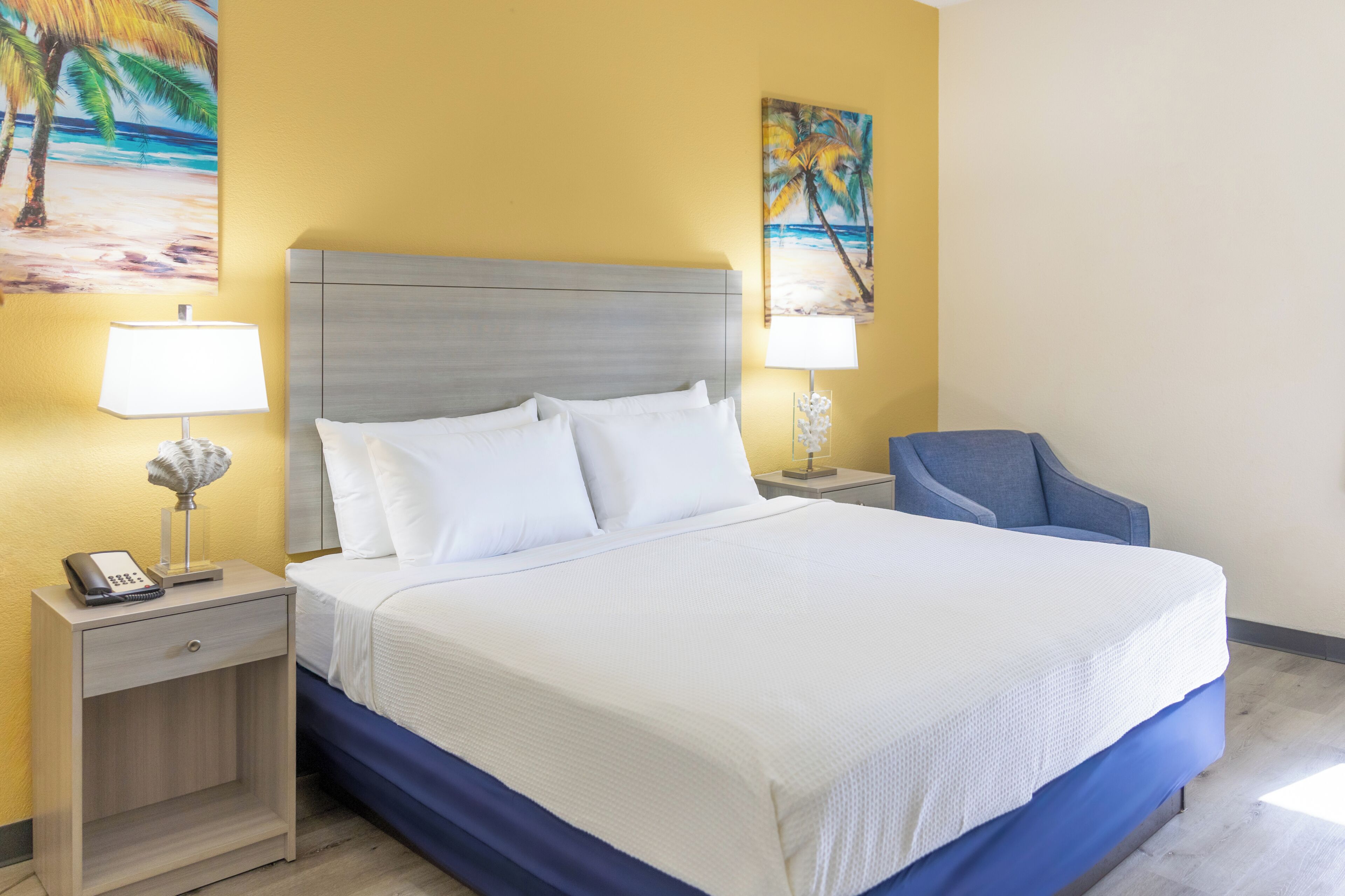 Economy Room, 1 King Bed | Premium bedding, in-room safe, desk, blackout curtains