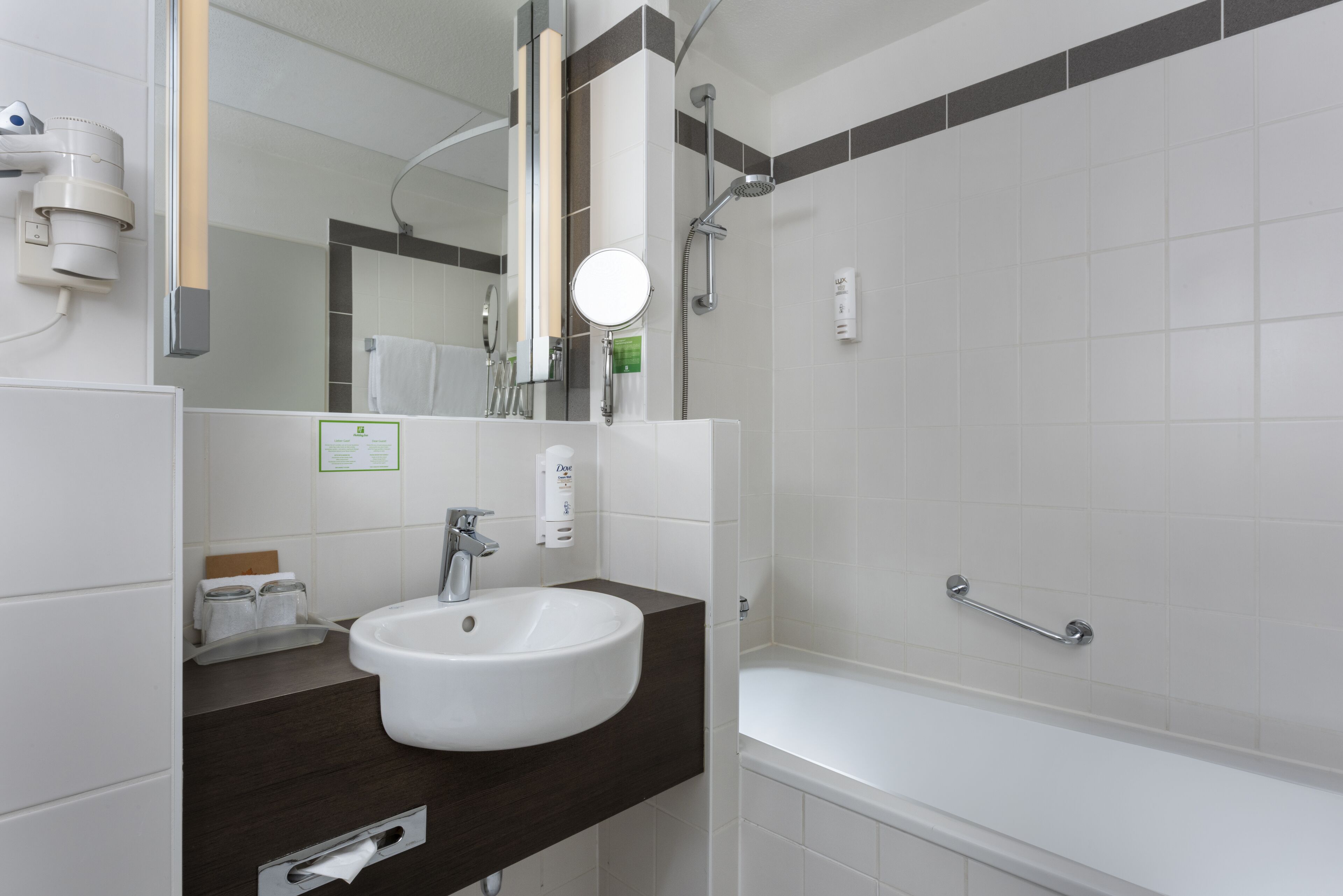 Baignoire, articles de toilette écologiques, séchoir à cheveux