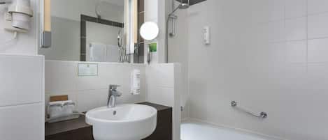 Baignoire, articles de toilette écologiques, séchoir à cheveux
