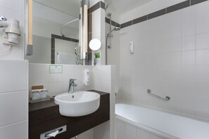 Bathtub, eco-friendly toiletries, hair dryer, towels - Holiday Inn Frankfurt Airport - Neu-Isenburg by IHG (Neu-Isenburg)