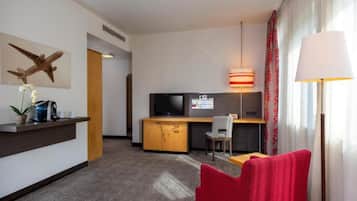 One-Bedroom Suite (Twin +Sofa Bed) | Minibar, pengeskab på værelset, skrivebord, lydisolering