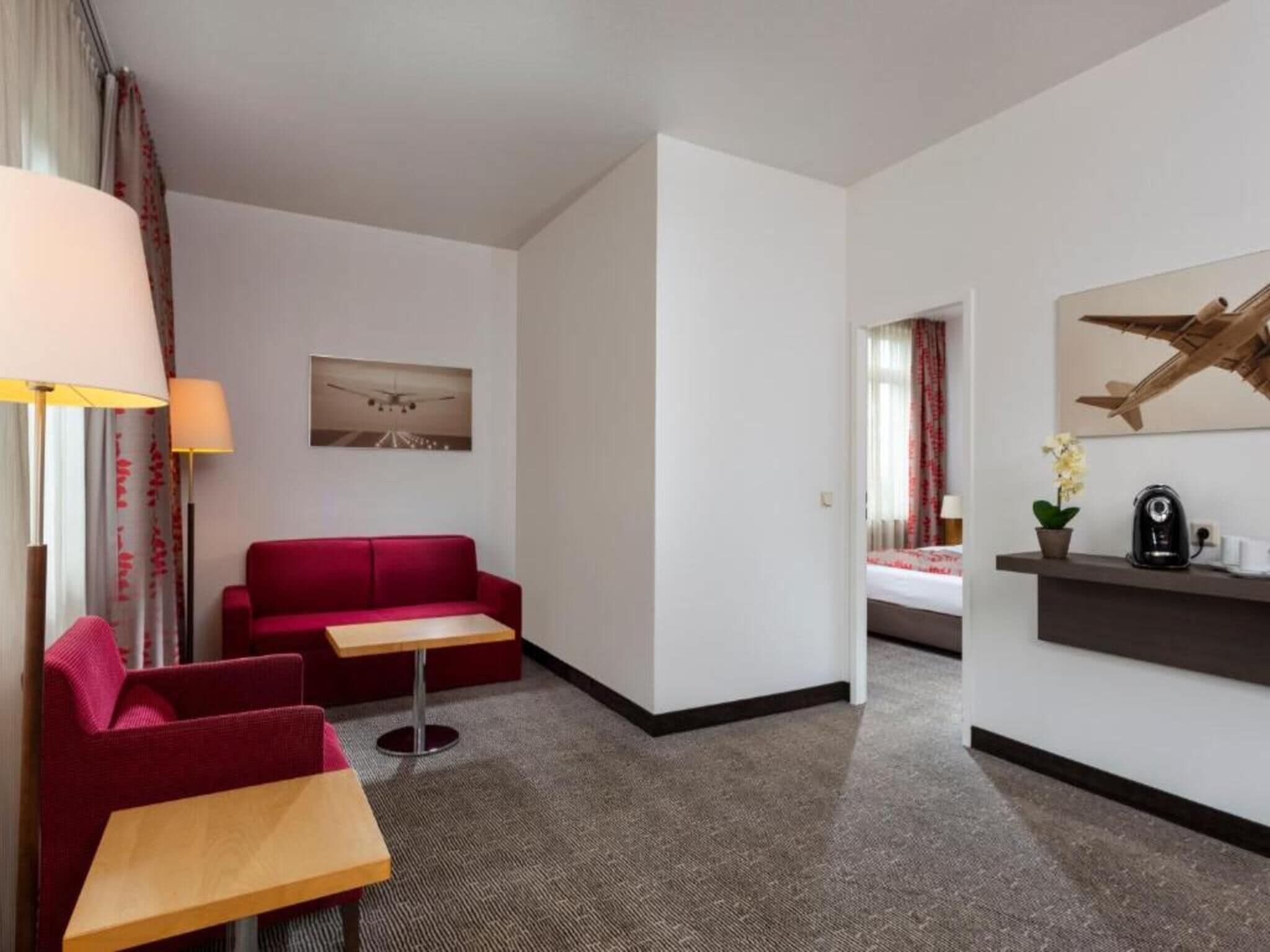One-Bedroom Suite (Twin beds) | Minibar, Zimmersafe, Schreibtisch, schallisolierte Zimmer