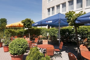 Petit déjeuner et déjeuner servis sur place, restauration en plein air