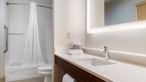 A modern bathroom with a bathtub, toilet, and sink. - Holiday Inn Express & Suites Harrison by IHG (Harrison)