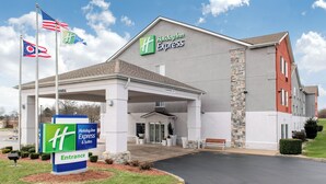Edificio de Holiday Inn Express con entrada cubierta y pared de acento de piedra.