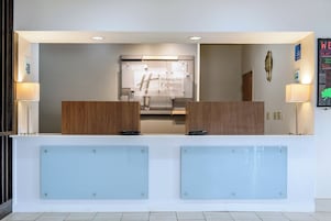 Uma receção com a placa Holiday Inn Express & Suites.