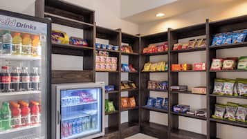 Area con distributori automatici di snack e bevande di diverse marche.