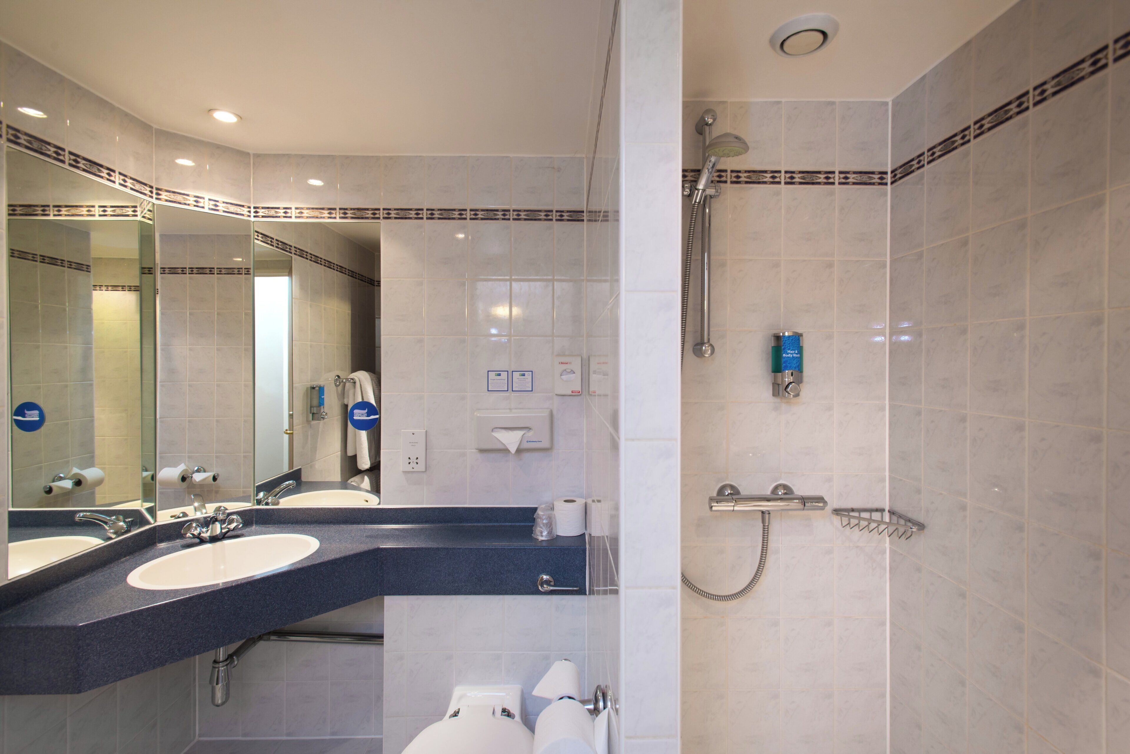 Regadera, amenidades de baño ecológicas, secadora de cabello, toallas 