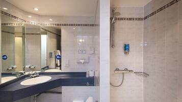 Regadera, amenidades de baño ecológicas, secadora de cabello, toallas