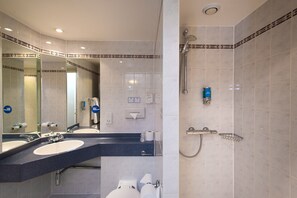 Douche, articles de toilette gratuits, sèche-cheveux