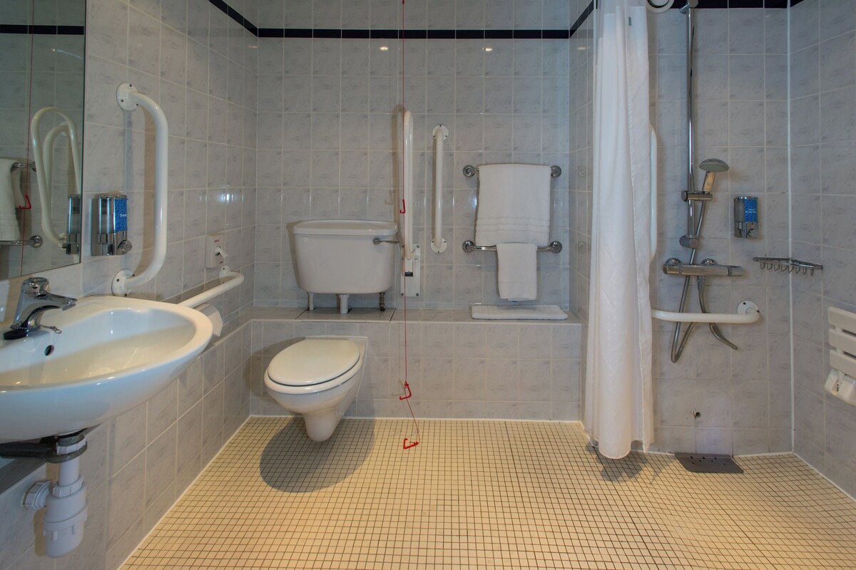 Standard Room, 2 Single Beds, Accessible (with Free Hot Breakfast) | Desk, soundproofing, iron/ironing board, free cots/infant beds