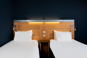 Chambre Standard, 2 lits jumeaux (with Free Hot Breakfast) | 1 chambre, bureau, système d’insonorisation, fer et planche à repasser