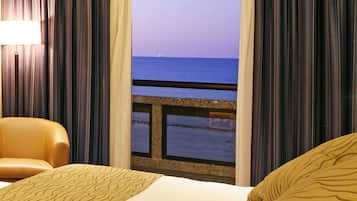 Suite, 1 cama King size, vista al mar (Top Floor) | Ropa de cama de alta calidad y minibar