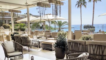 2 bars/lounges, poolside bar, beach bar