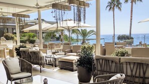 2 bars/lounges, poolside bar, beach bar - Crowne Plaza Limassol by IHG (Limassol)