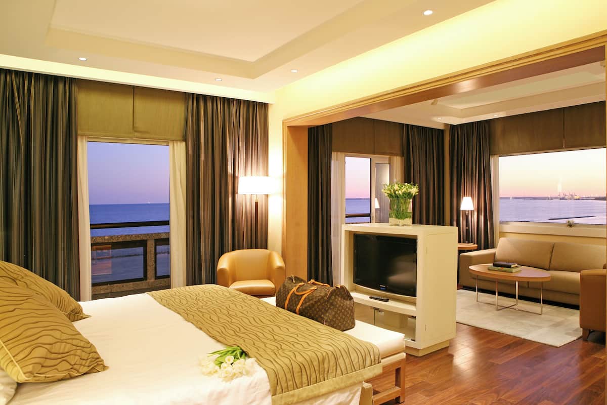 套房, 1 张特大床, 海景 (Top Floor) | 高档床上用品、迷你吧、客房内保险箱、办公桌