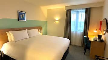 Caja de seguridad en la habitación, muebles diferentes y escritorio