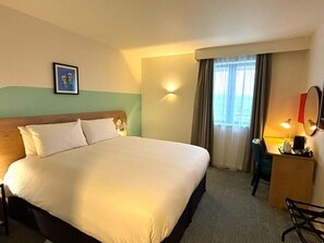 In-room safe, individually furnished, desk, iron/ironing board - Garner Hotel Lincoln by IHG (Lincoln)