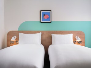 In-room safe, individually furnished, desk, iron/ironing board - Garner Hotel Lincoln by IHG (Lincoln)