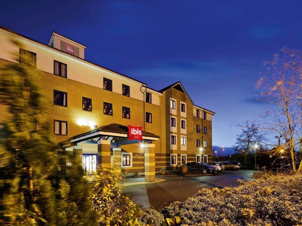 Experience the comfort of our hotel, featuring a range of rooms with access to a landscaped area.