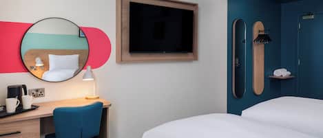 Een kluis op de kamer, individueel gemeubileerd, een bureau