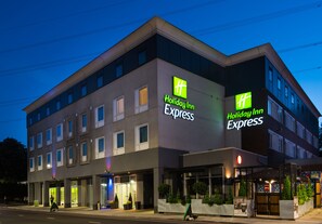 Exterior - Holiday Inn Express London - Wimbledon South by IHG (London)
