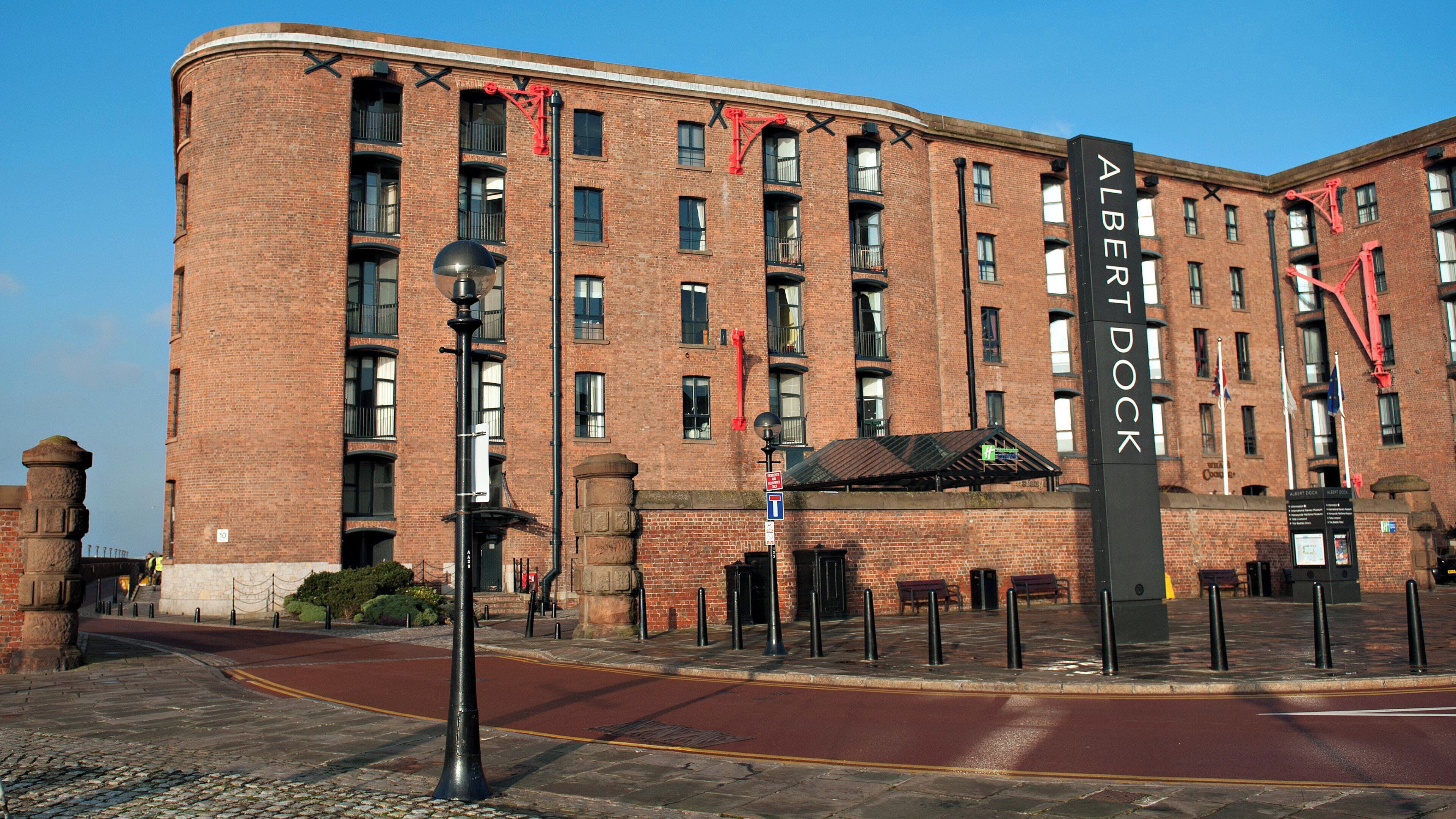Un edificio de ladrillo con un letrero que dice 'Albert Dock'.