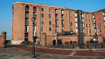 Un edificio de ladrillo con un letrero que dice 'Albert Dock'.