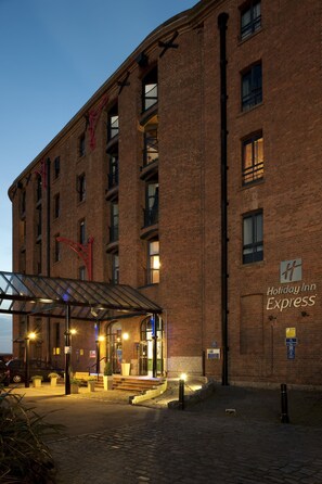 Front of property – evening/night - Holiday Inn Express Albert Dock by IHG (Liverpool)