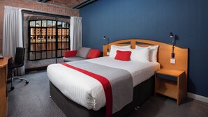 A hotel room with a large bed, two bedside tables, a desk, and a chair. - Holiday Inn Express Albert Dock by IHG (Liverpool)