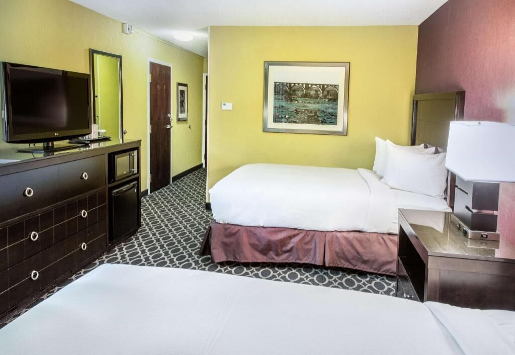 In-room safe, desk, laptop workspace, blackout drapes