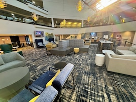 Área de estar no saguão