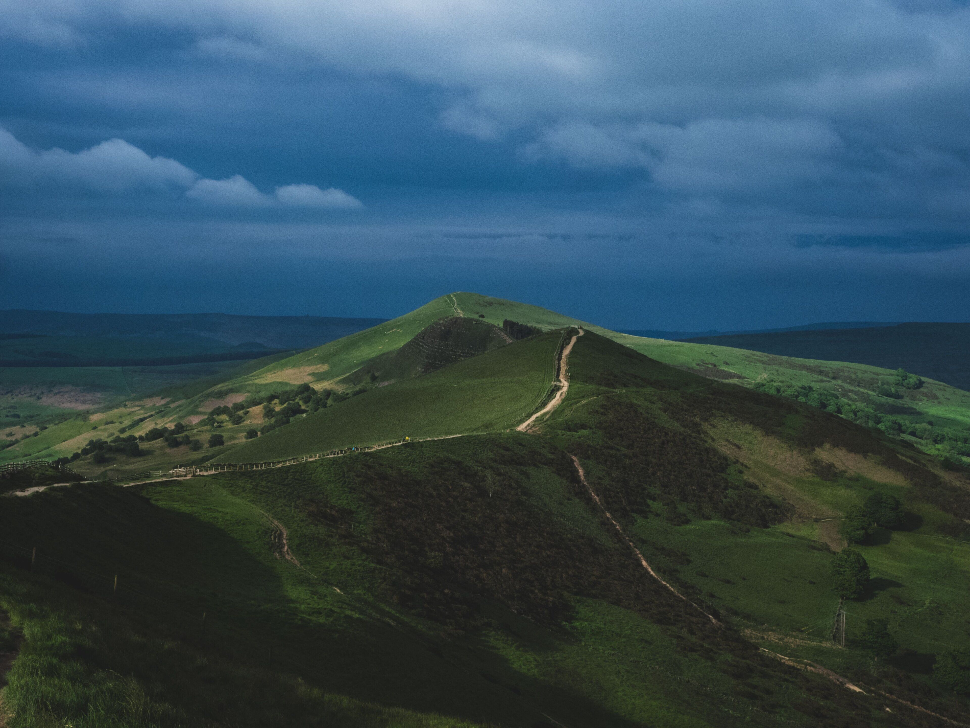Un paisaje montañoso con un camino sinuoso.
