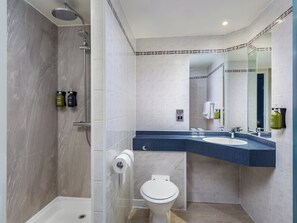 Een douche,  milieuvriendelijk toiletgerief, een haardroger, handdoeken