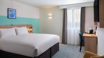 Rom – standard, 1 dobbeltseng, tilgjengelighetstilpasset | Safe på rommet, skrivebord, strykejern/-brett og wi-fi (inkludert)