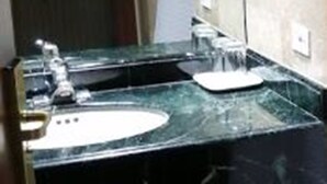 Ensemble douche/baignoire, articles de toilette gratuits, sèche-cheveux