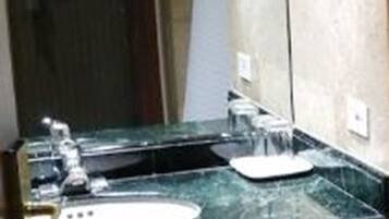 Een bad/douchecombinatie, gratis toiletartikelen, een haardroger