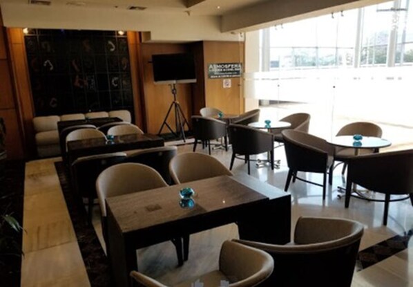 Breakfast, lunch, dinner served; international cuisine  - Crowne Plaza San Pedro Sula (San Pedro Sula)