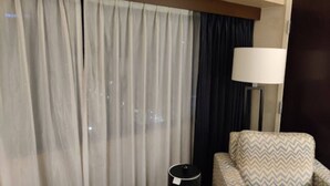 Coffres-forts dans les chambres, bureau, fer et planche à repasser
