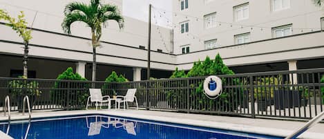 Alberca al aire libre, acceso de 07:00 a 21:00, y camastros