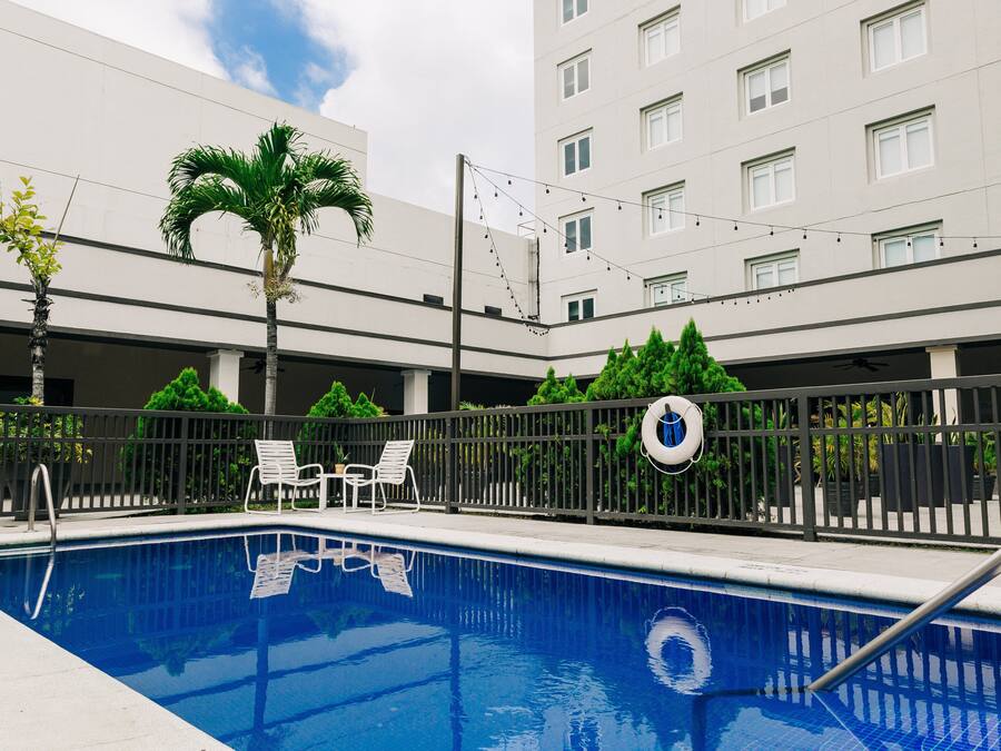 Piscina all'aperto, con ingresso dalle 07:00 alle 21:00, lettini