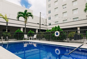 Piscine extérieure, accès possible de 7 h à 21 h, chaises longues