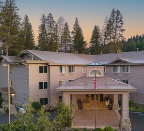 Front of property - Truckee Donner Lodge (Truckee)