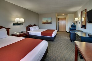 Kamar Deluks, 2 Tempat Tidur Queen (Standard Two Queen Room) | Brankas, meja kerja, setrika/meja setrika, dan Wi-Fi gratis