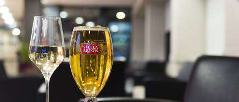 Deux verres de bière sur une table dans un restaurant.