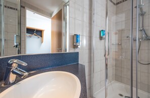 Shower, eco-friendly toiletries, hair dryer, towels - Holiday Inn Express Stoke On Trent by IHG (Stoke-on-Trent)