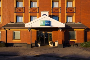 Property entrance - Holiday Inn Express Stoke On Trent by IHG (Stoke-on-Trent)