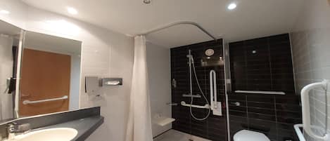 Une salle de bain moderne avec un lavabo, des toilettes et une douche.