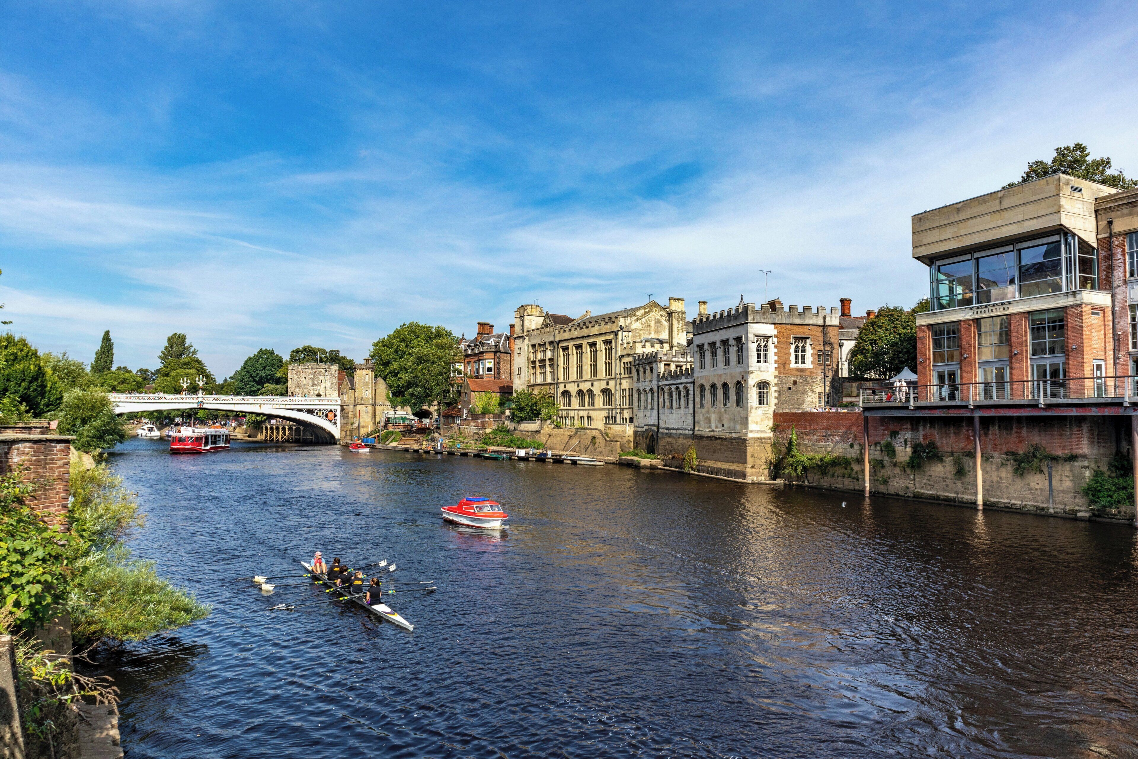 Un río con barcos, un puente y edificios históricos.