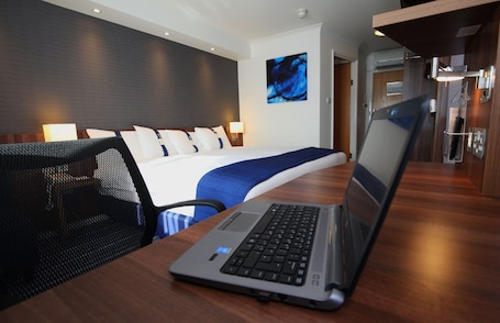 Caja de seguridad en la habitación y escritorio